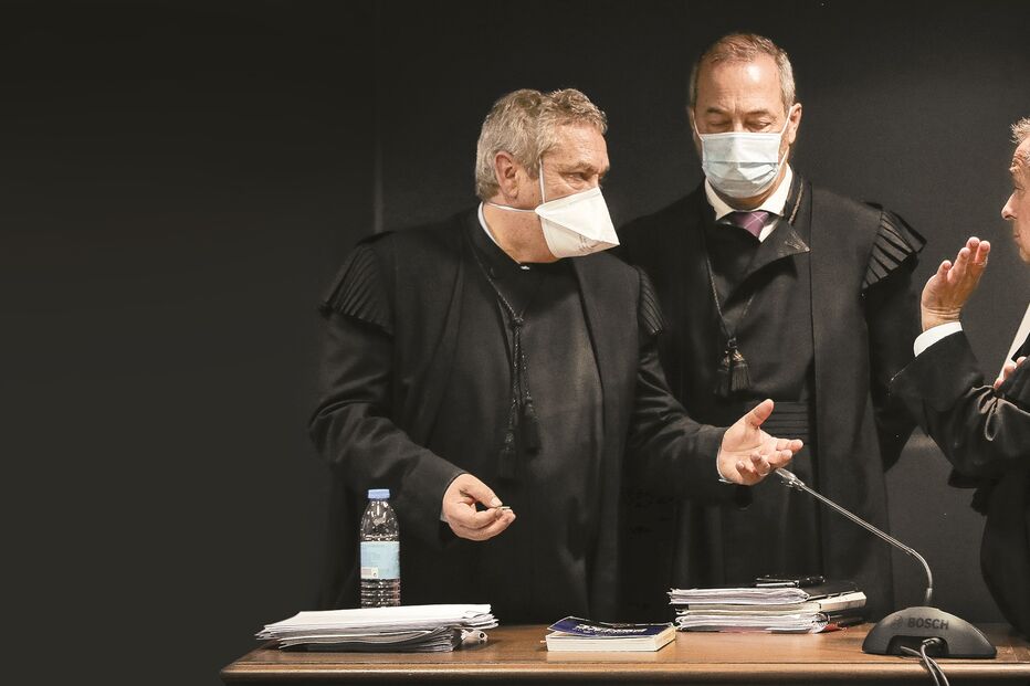 Procuradores Rosário Teixeira e Vítor Pinto com o juiz Ivo Rosa    