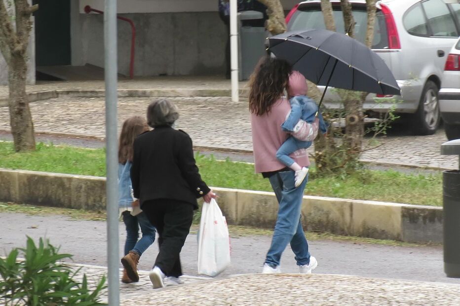 Sara Barradas visita a mãe na prisão com a filha, a avó e a irmã mais nova.jpg