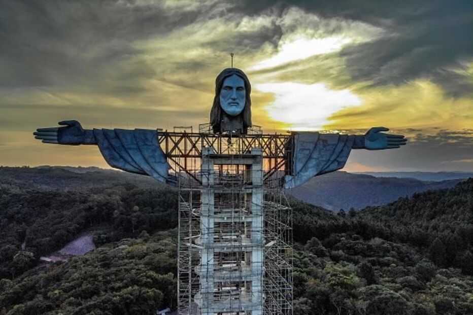 Estátua de Cristo na cidade Encantado, no Rio Grande do Sul 