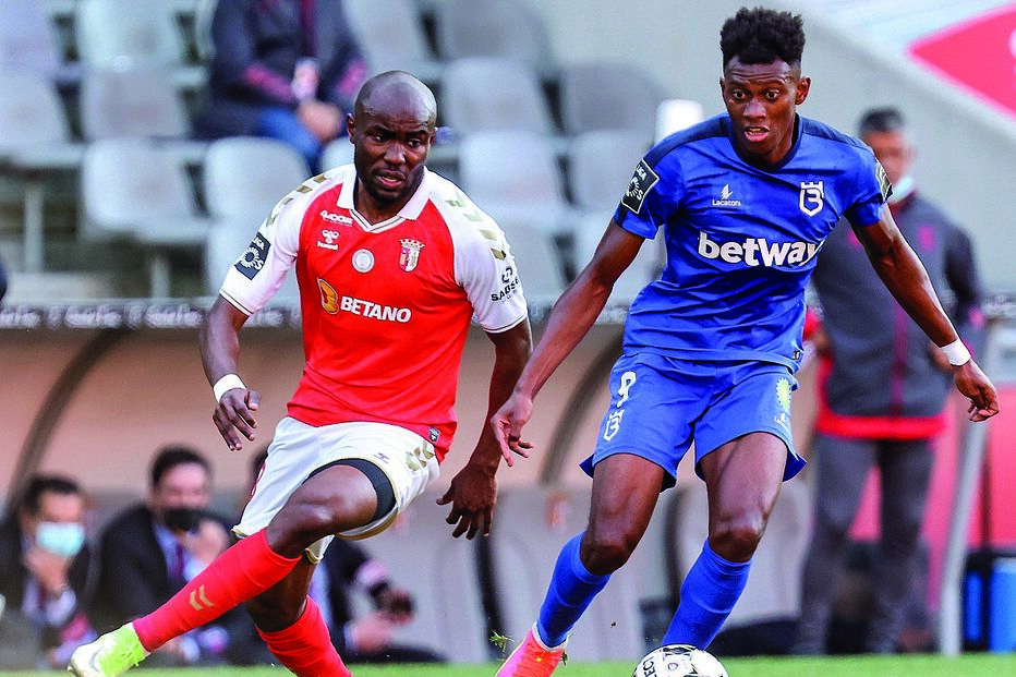 Cassierra, autor do golo do Belenenses SAD, procura bater Al Musrati 