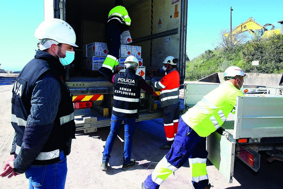 Transporte de explosivos para pedreira em Alhandra  