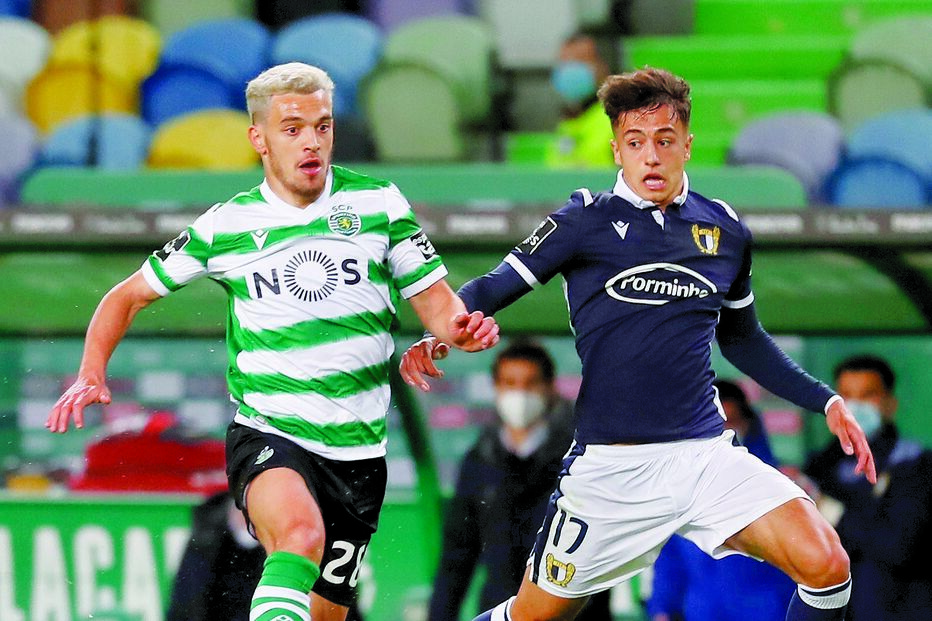 Pote,que fez o golo dos leões, procura vencer a oposição do famalicense Iván Jaime