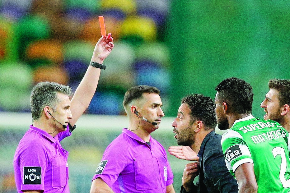 Rui Costa mostrou o cartão vermelho a Rúben Amorim  após o apito final