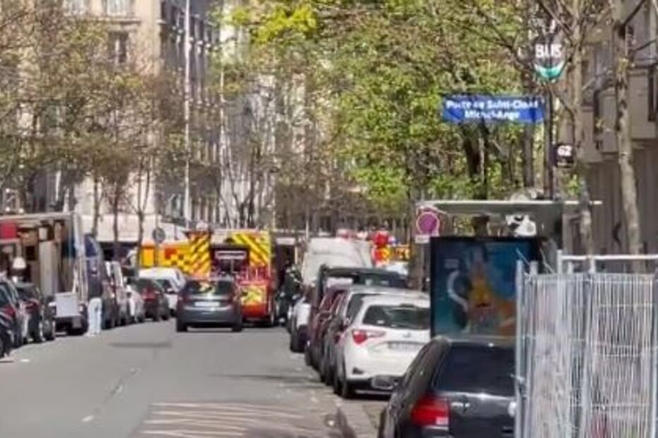 Um morto e um ferido a tiro à porta de hospital em Paris