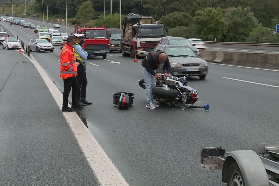 Militar da GNR ferido em colisão com carro durante escolta na A5 em Linda-a-Velha 