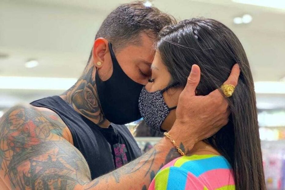 Luana e Arthur mostraram-se a dar um beijo com máscara posta