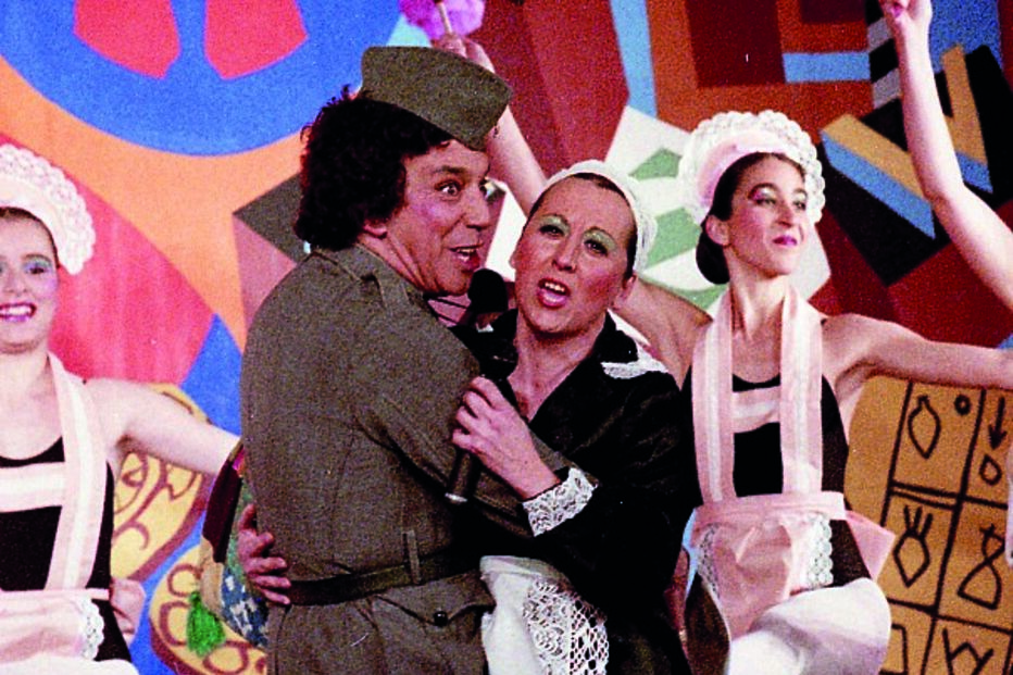 Cantor na revista ‘Vivóvelho’, no Teatro Variedades, em Lisboa 