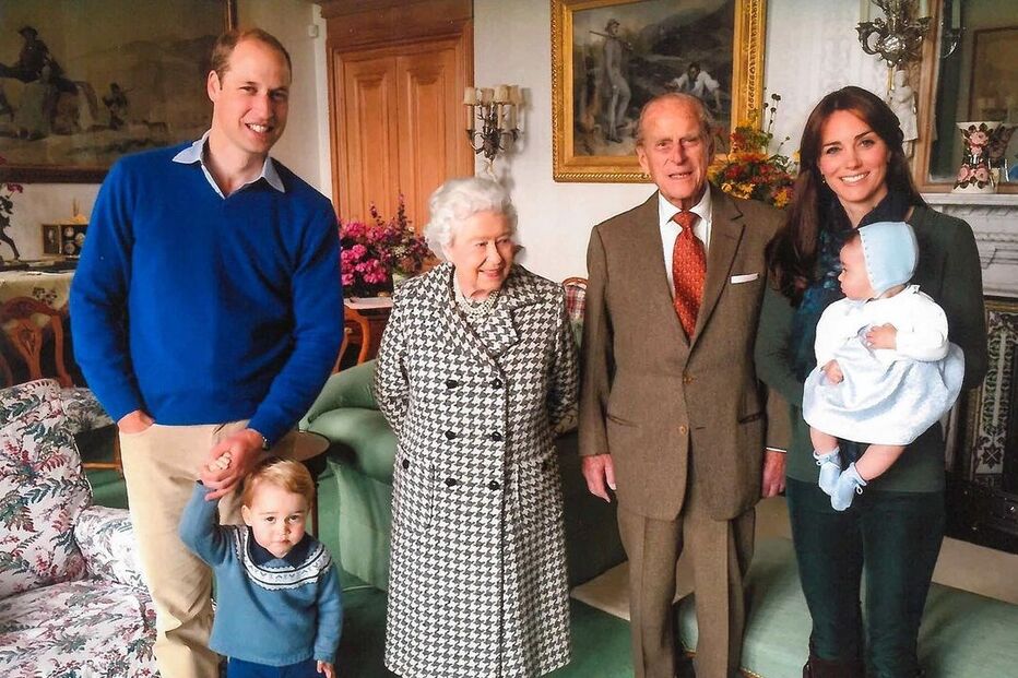 rainha Isabel II e Filipe de Edimburgo com os bisnetos