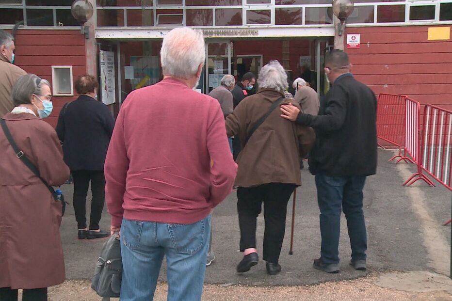 Espera por vacina contra Covid-19 deixa centenas à chuva em Loures
