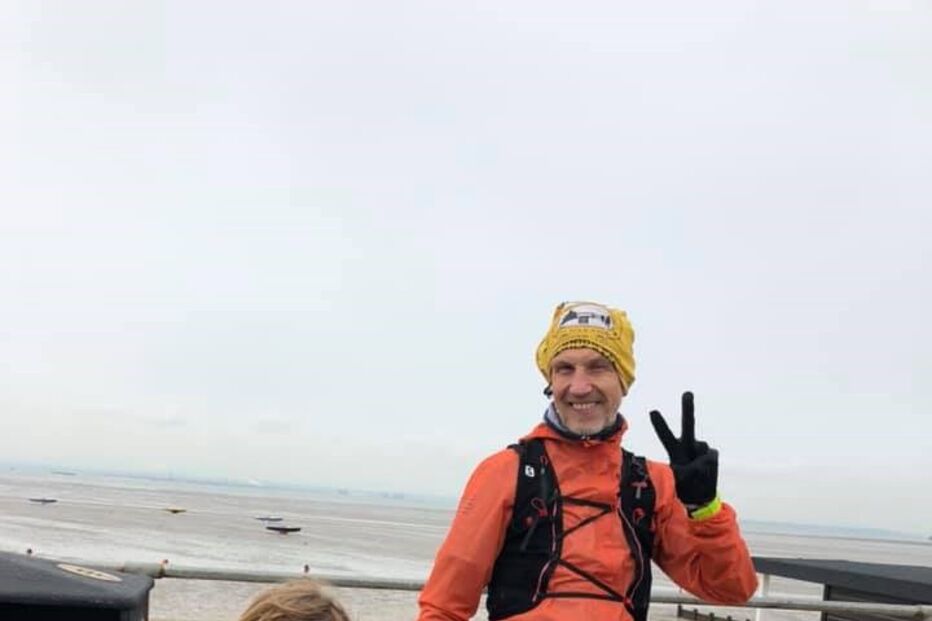 Homem desconhecido deita-se no chão para acalmar menino autista 