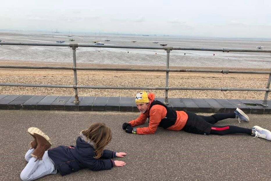 Homem desconhecido deita-se no chão para acalmar menino autista 