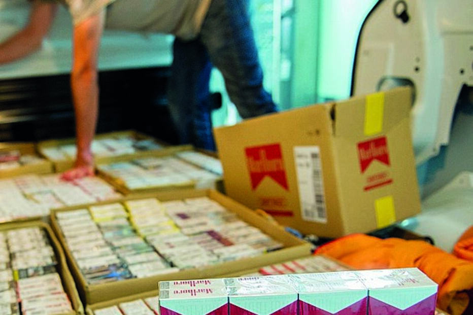 Assaltantes fugiram com tabaco e dinheiro