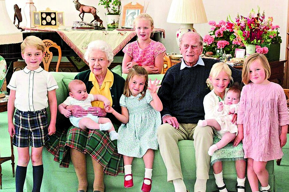 Casa Real partilhou no Instagram uma foto do príncipe Filipe com a rainha e sete bisnetos