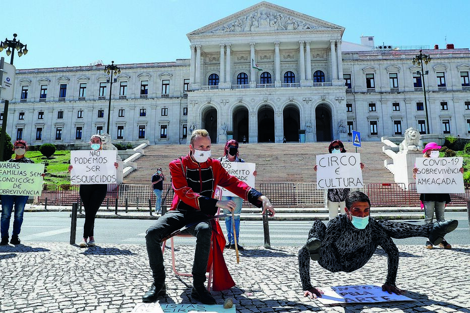 Artistas de circo tradicional protestaram em junho do ano passado em frente à Assembleia da República
