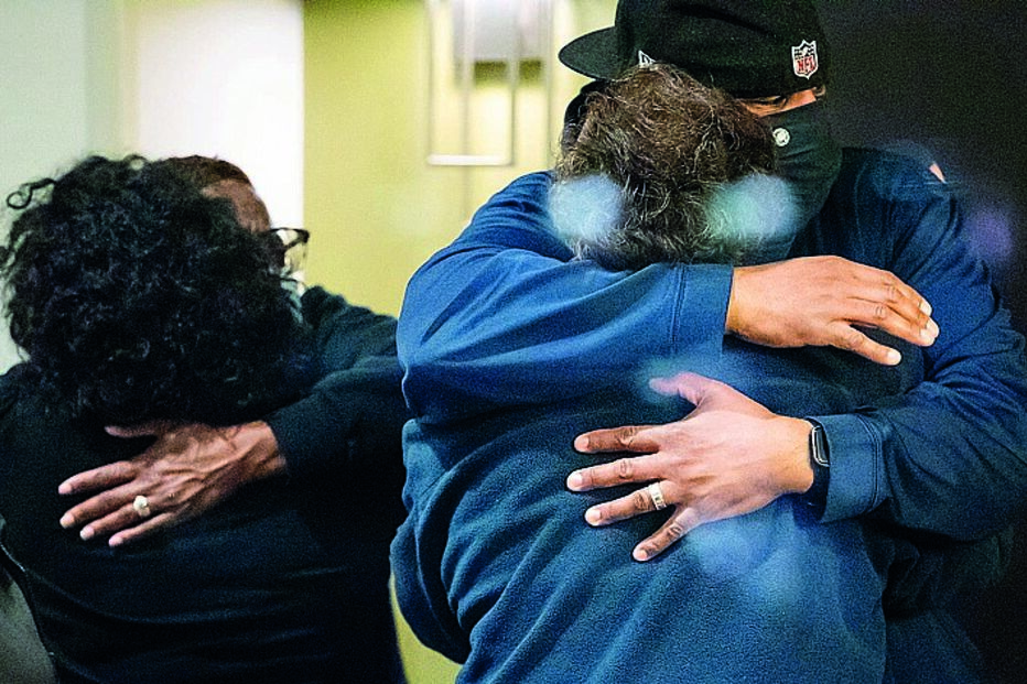 Atirador mata oito ao acaso em loja da Fedex nos EUA