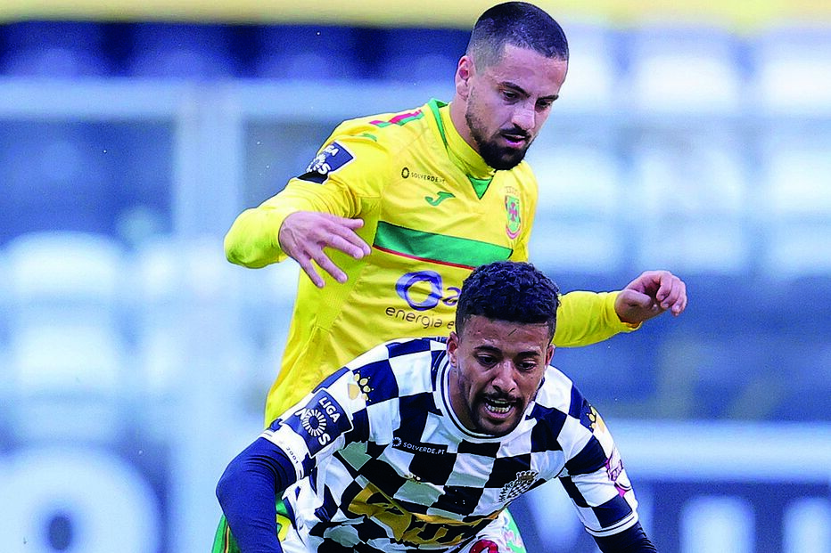 Paulinho, pressionado por Bruno Costa, tenta proteger a bola 