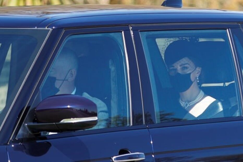 Kate Middleton chega com o marido, o príncipe William, a Windsor