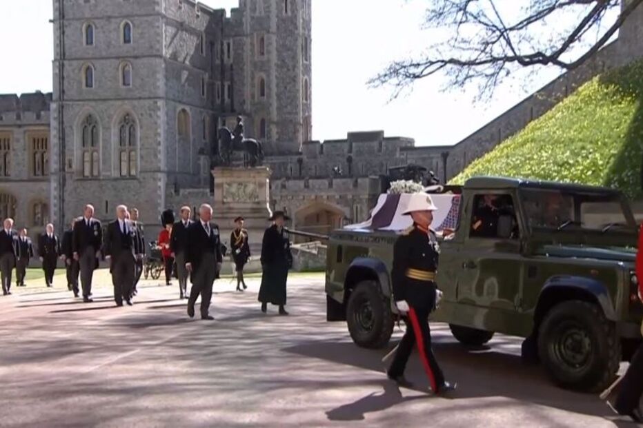 Família real dirige-se à Capela de S.Jorge