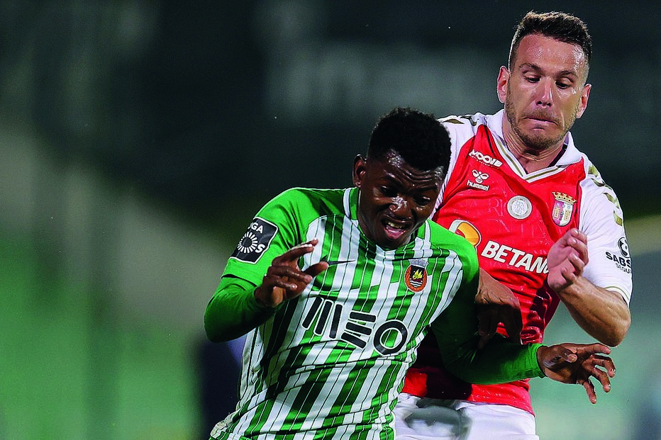 Gelson Dala (Rio Ave) tenta escapar a Sequeira (Sp. Braga)