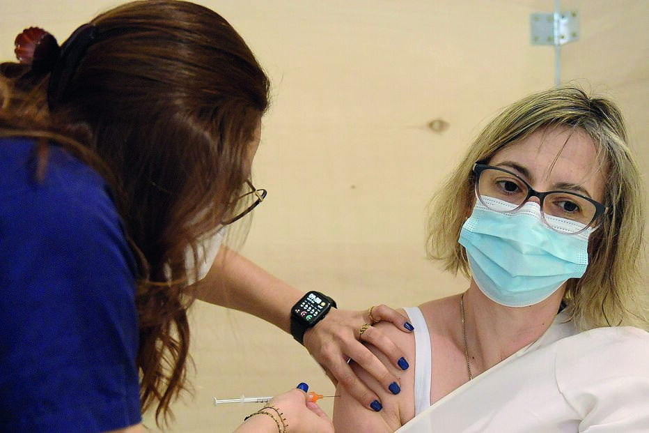 Aplicadas ontem 100 mil doses a trabalhadores docentes, não docentes e de respostas sociais