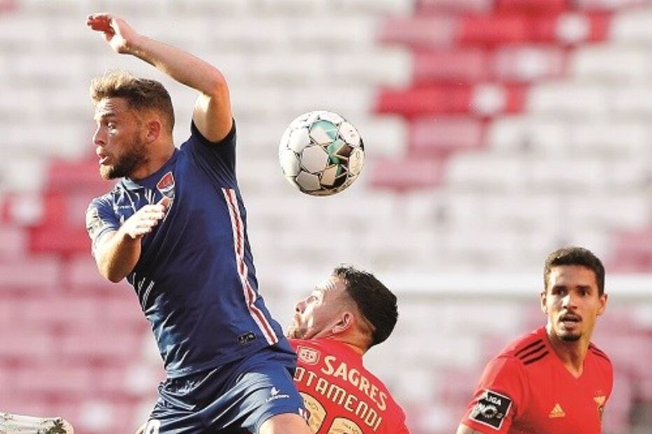 Pedrinho em lance com Otamendi. Lucas Veríssimo assiste