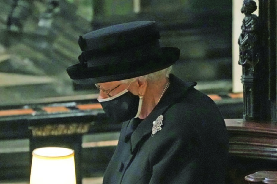 Rainha esteve sempre isolada e não conseguiu conter as lágrimas durante a missa