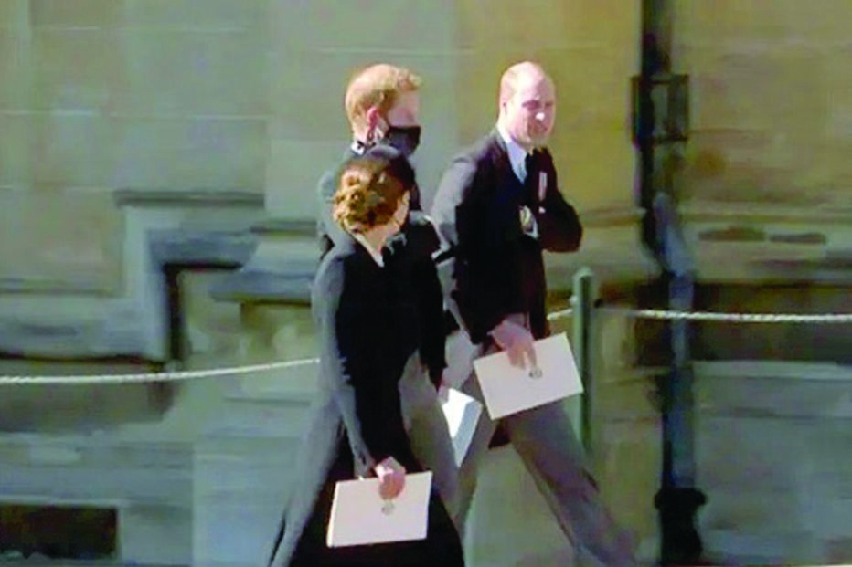 William, Harry e Kate à saída da capela 