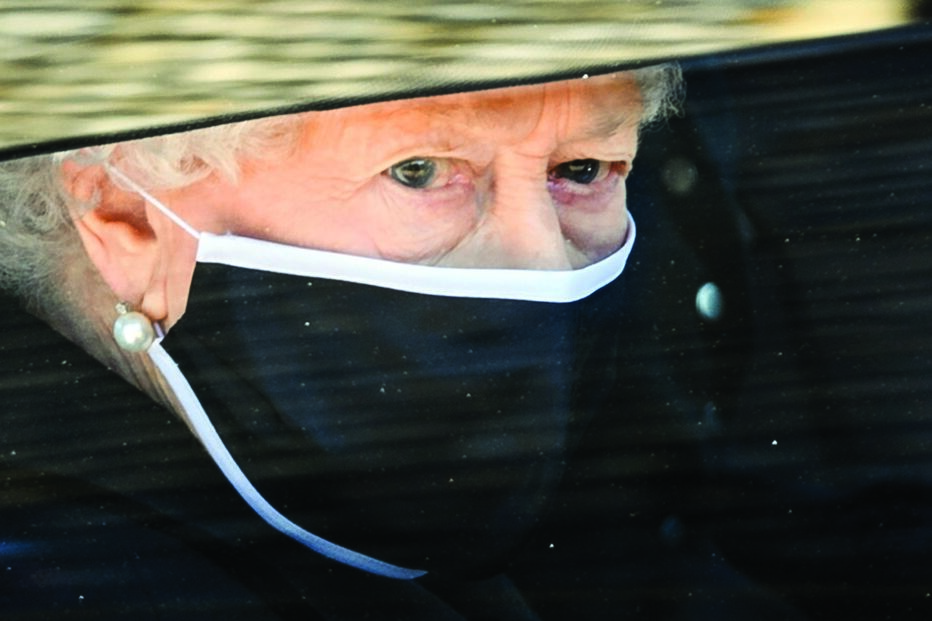 Isabel II triste à chegada à Capela de S. Jorge, em Windsor