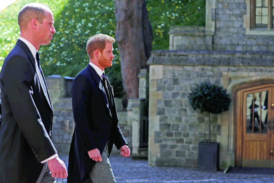 Durante o cortejo fúnebre, William e Harry caminharam afastados
