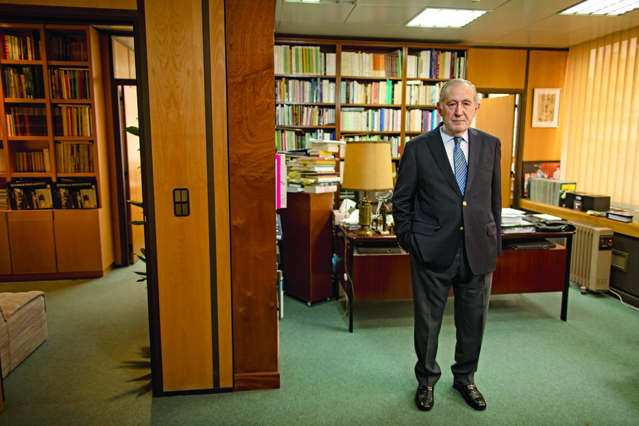 General Ramalho Eanes no seu gabinete de trabalho.