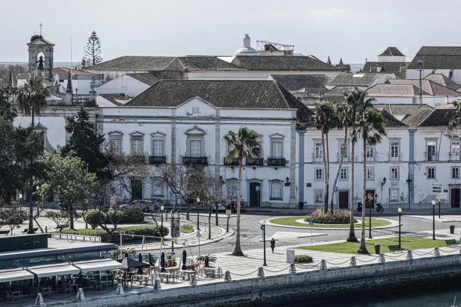 Vista aérea da baixa de Faro, 15 de abril de 2021. O comércio local na baixa de Faro procura resistir às restrições impostas pelo combate à pandemia de covid-19