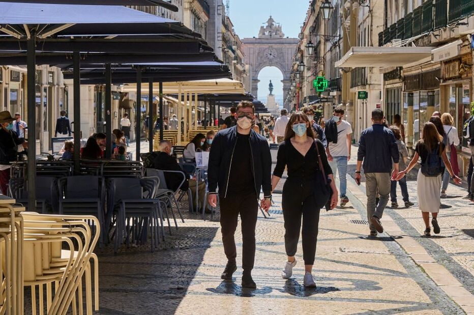 Portugueses passeiam com máscara na Baixa de Lisboa, 17 de abril de 2021