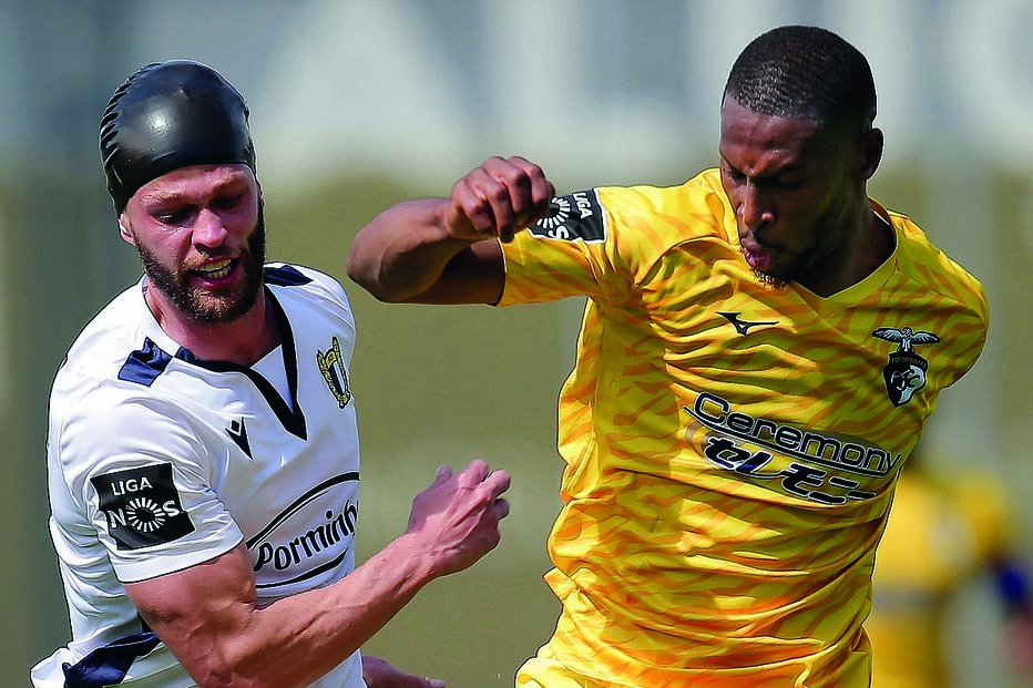 Beto discute a bola com William, que se magoou numa fase inicial do jogo 