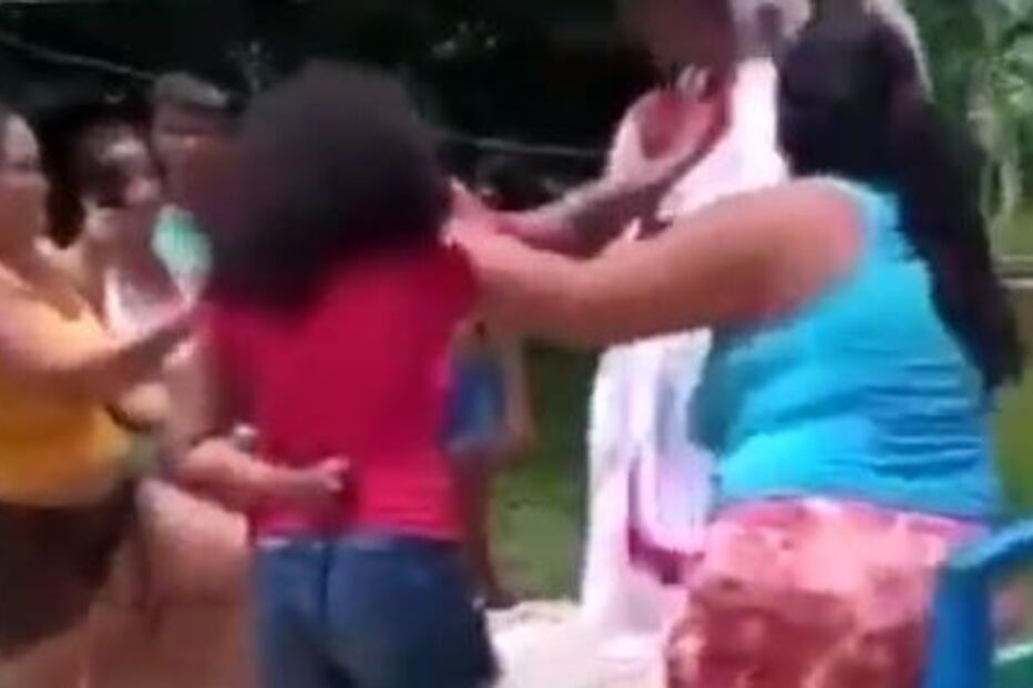 Crianças penduradas em cruzes para acabar com a pandemia salvas pela polícia no Brasil