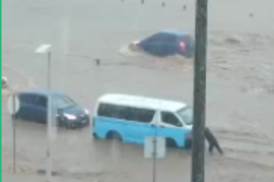 Chuva torrencial alaga Luanda 