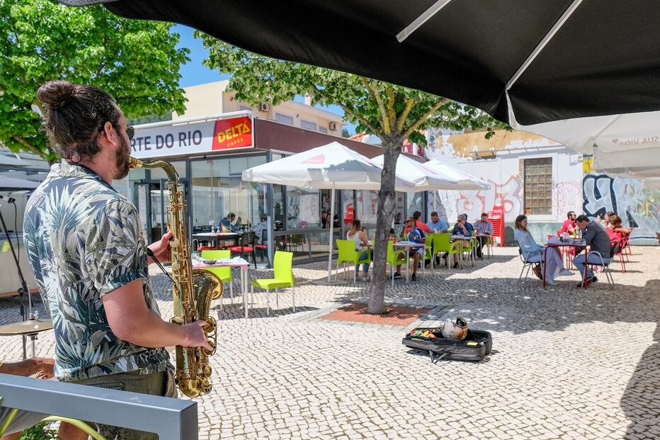 Setúbal: esplanadas e restaurantes junto ao sado estiveram bem compostos, durante a hora de almoço