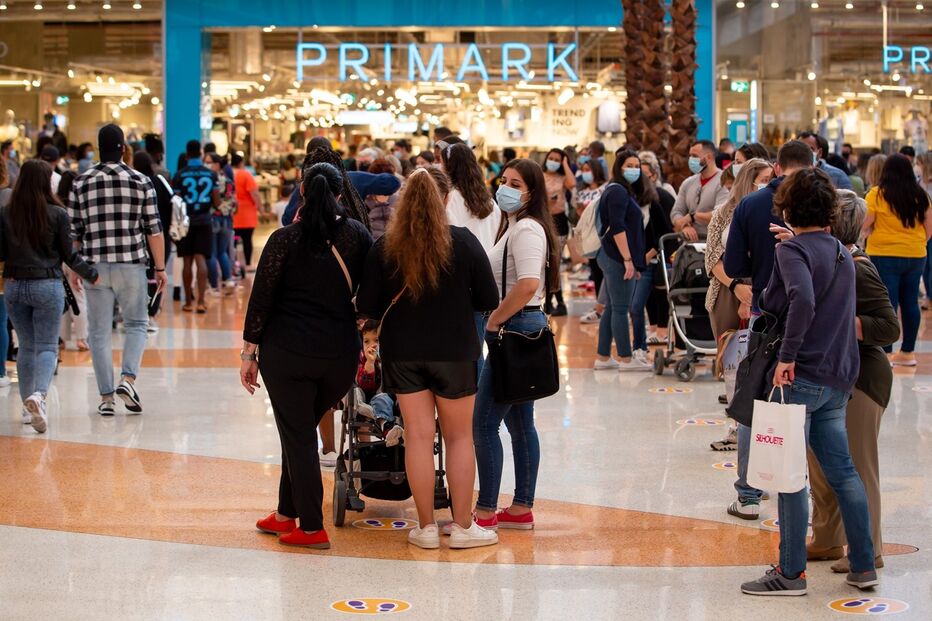Amadora: Houve quem esperasse uma hora para poder ir comprar roupa, após meses com as lojas fechadas