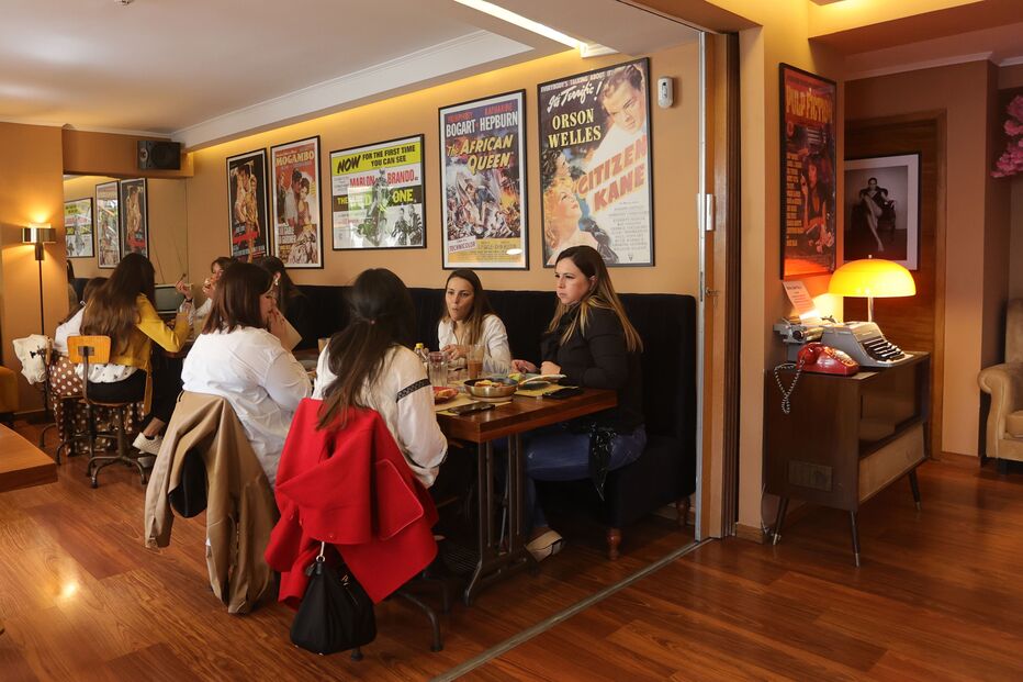 Porto: já se pode comer, beber ou apenas conviver no interior dos cafés, como neste na baixa portuense