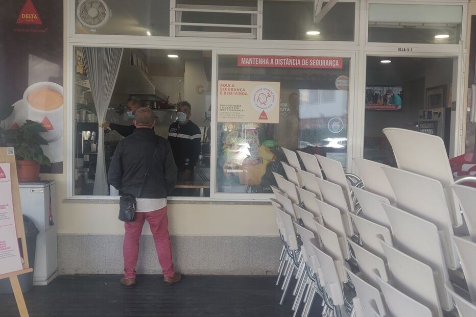 Portimão: Concelho algarvio regrediu no desconfinamento, tendo sido encerradas as esplanadas. As vendas voltaram a ser feitas ao postigo
