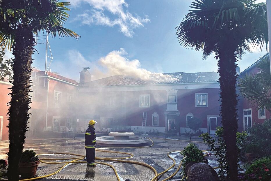 Chamas consomem edifício devoluto em Paço de Arcos