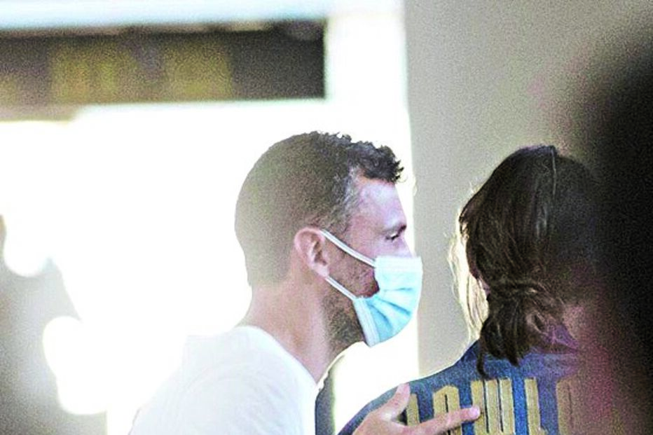 Revista espanhola mostra cumplicidade entre Sara e amigo