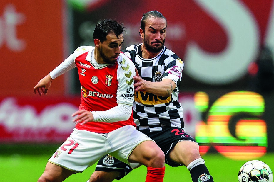 Ricardo Horta, ‘apertado’ pelo boavisteiro Sebastián Pérez, tenta chegar à bola