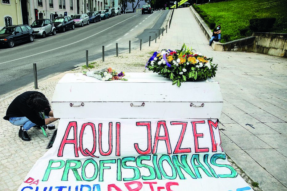 Um dos vários cartazes do funeral da Cultura, em Lisboa