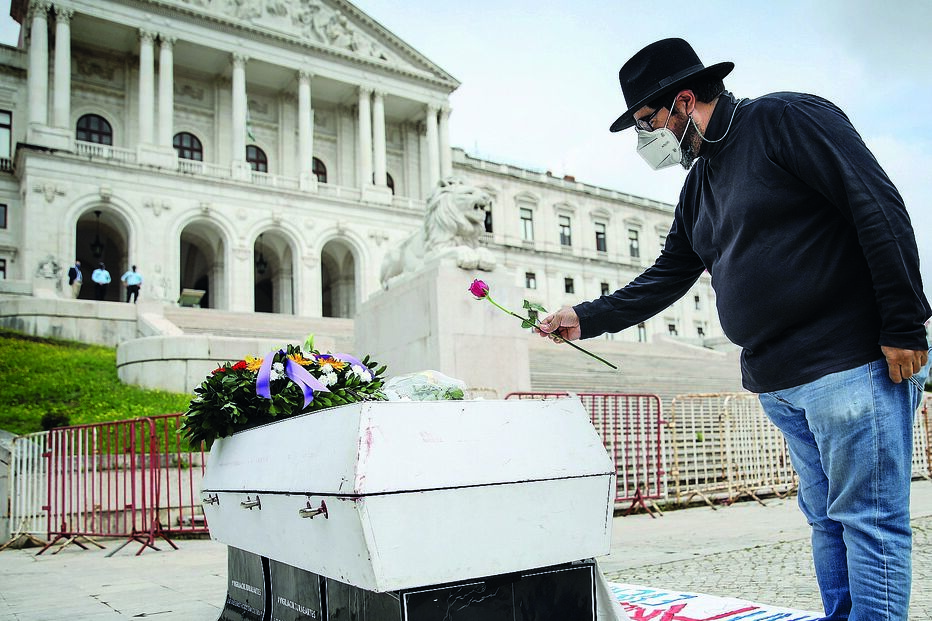 Grupo Vigília Cultura e Artes depositou um caixão ao fundo da escadaria da Assembleia da República  