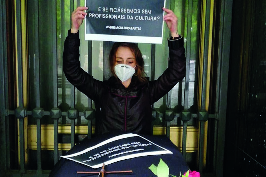 No Porto, profissionais da Cultura simularam o funeral do setor da cultura com um caixão, flores e cartazes