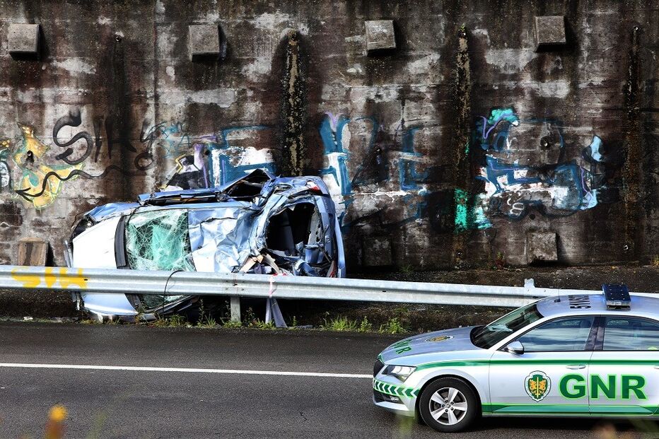 Violento despiste deixa carro destruído em Gondomar