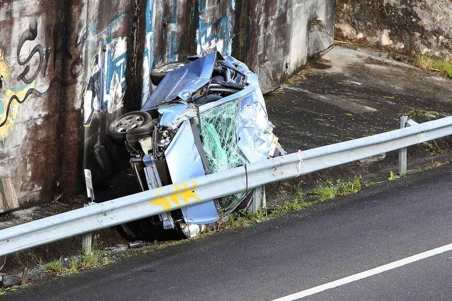Violento despiste deixa carro destruído em Gondomar
