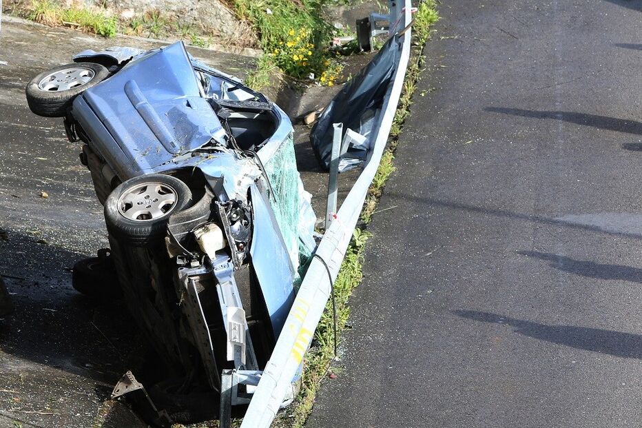 Violento despiste deixa carro destruído em Gondomar