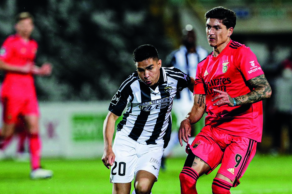 Luquinha tenta opor-se à ação de Darwin, em lance do jogo desta quinta-feira à noite, em Portimão