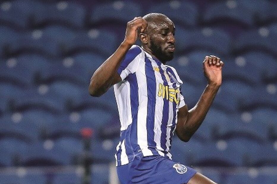 Marega tenta passar por Jorge Fernandes. O avançado maliano marcou o golo que valeu os três pontos ao FC Porto 